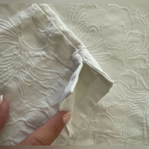 🤍🔥TALBOTS size 14 white cotton pant with beautiful fabric detail. Like new!! - Picture 2 of 9